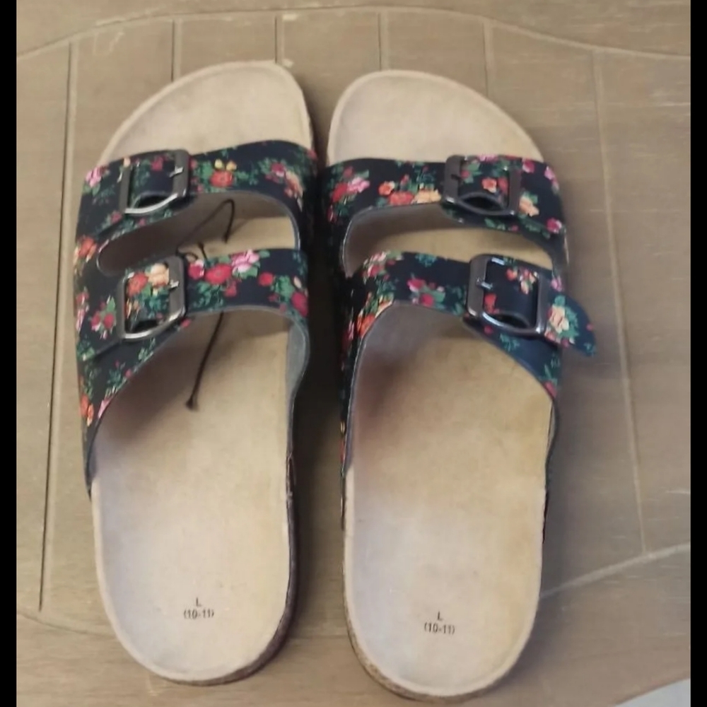 Bobby Brooks size 10/11 large sandals